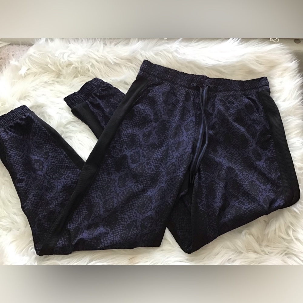 Athleta Brooklyn Jogger Pants Python Snake Navy - image 4